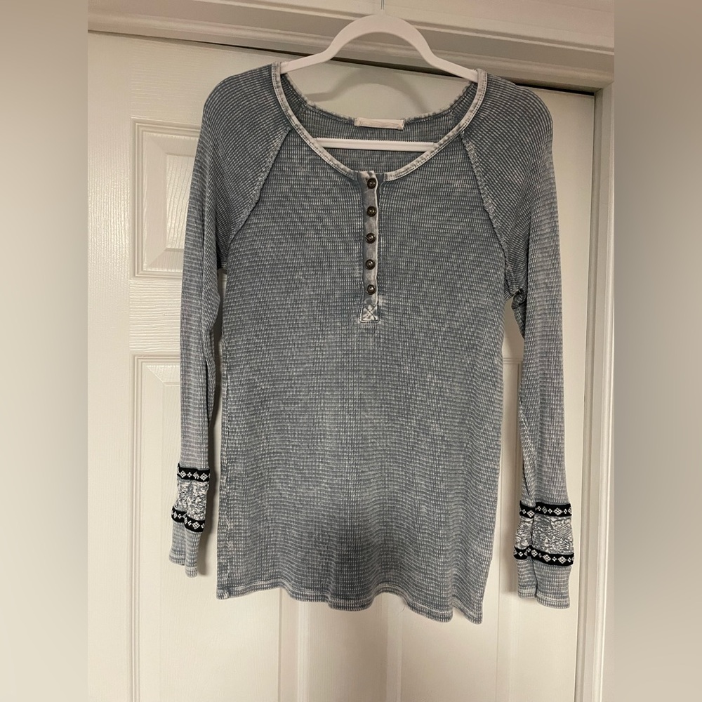 Elegant Gray Long Sleeve Top with Button Accents
